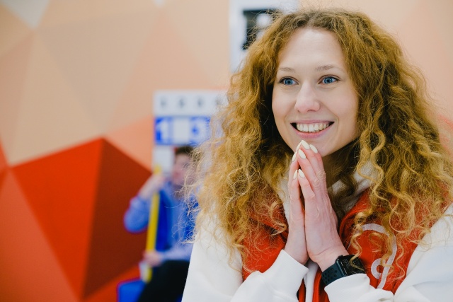 기뻐하는 사람 사진입니다.