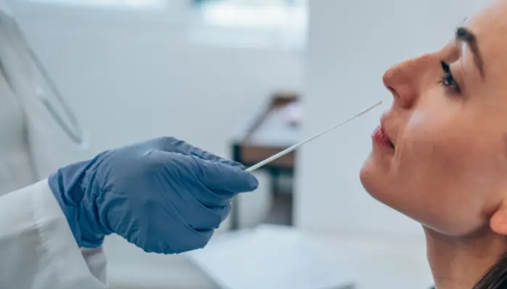 독감 검사를 하는 여성