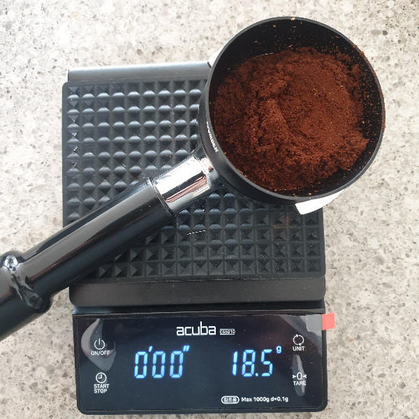 에스프레소 추출 루틴: 맛있는 에스프레소를 추출하기 위해 필요한 것들_투입 원두 무게 재기