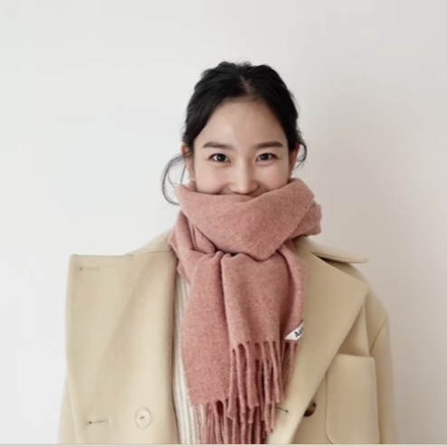 아크네 목도리 장희령 착용