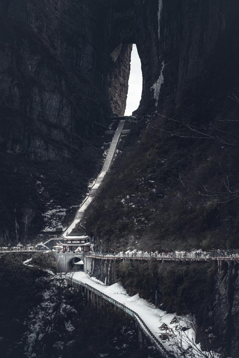 천문산 정상까지 이어진 999계단과 거대한 천문동이 인상적인 장가계 겨울 풍경