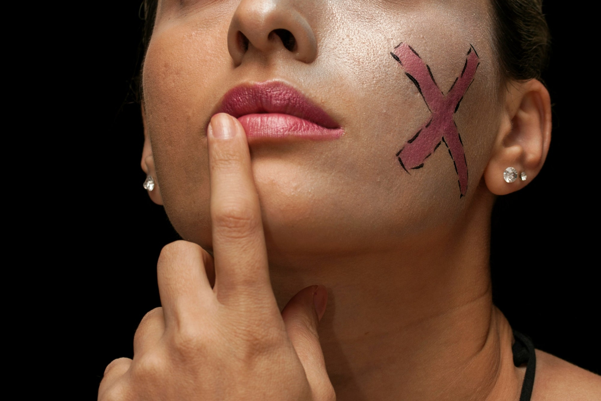 입술을 티슈로 가벼게 눌러주는 모습, 립 메이크업 고정 팁