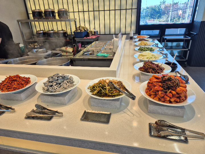 비빔밥 재료가 되는 다양한 나물들이 진열된 셀프바 모습