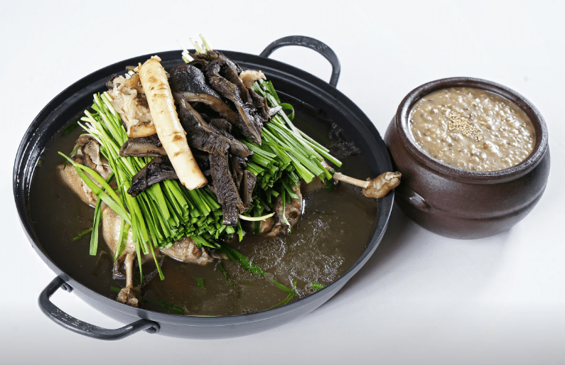 일영대추나무집에서 파는 백숙 음식 사진