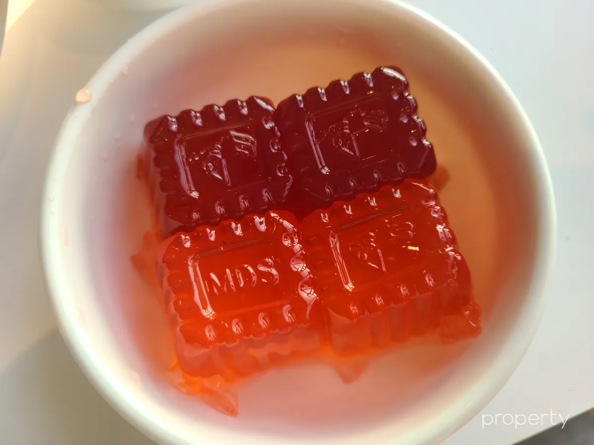 흰색그릇에담긴-빨간색젤기2개-주황색젤리2개