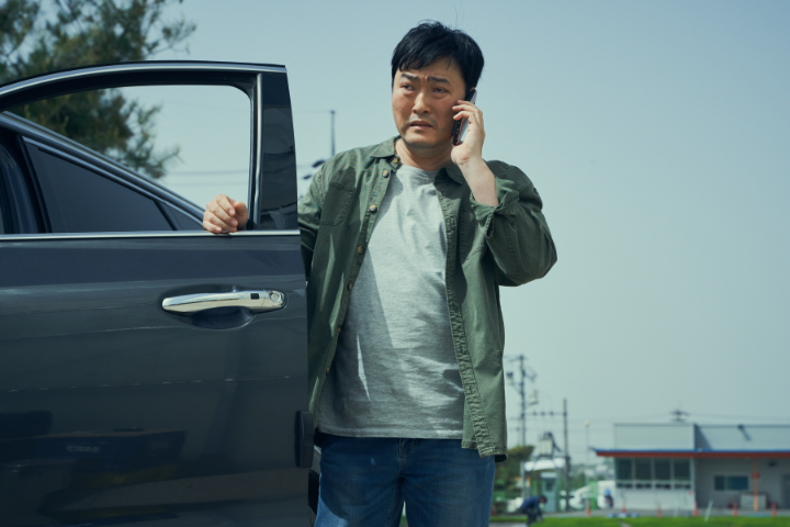 차에내려서전화를걸고있는이준혁배우