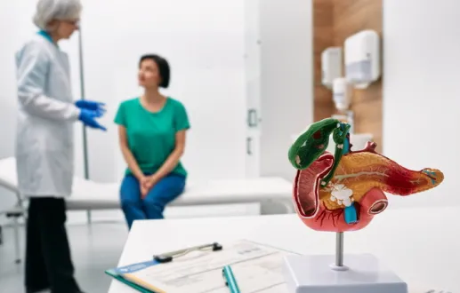 의사와 환자가 대화하는 사진