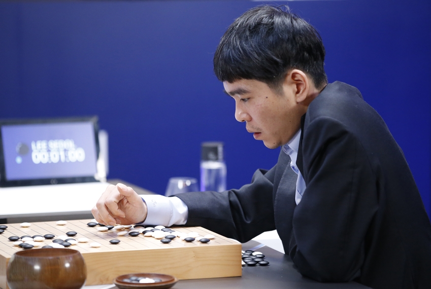 대국을 마친 후 복기하고 있는 이세돌