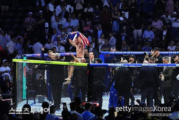 백악관 UFC 프리덤 250 게이치&middot;시릴 간 대이변 등극 및 트럼프 80세 생일 잔치 정치적 쟁점 분석