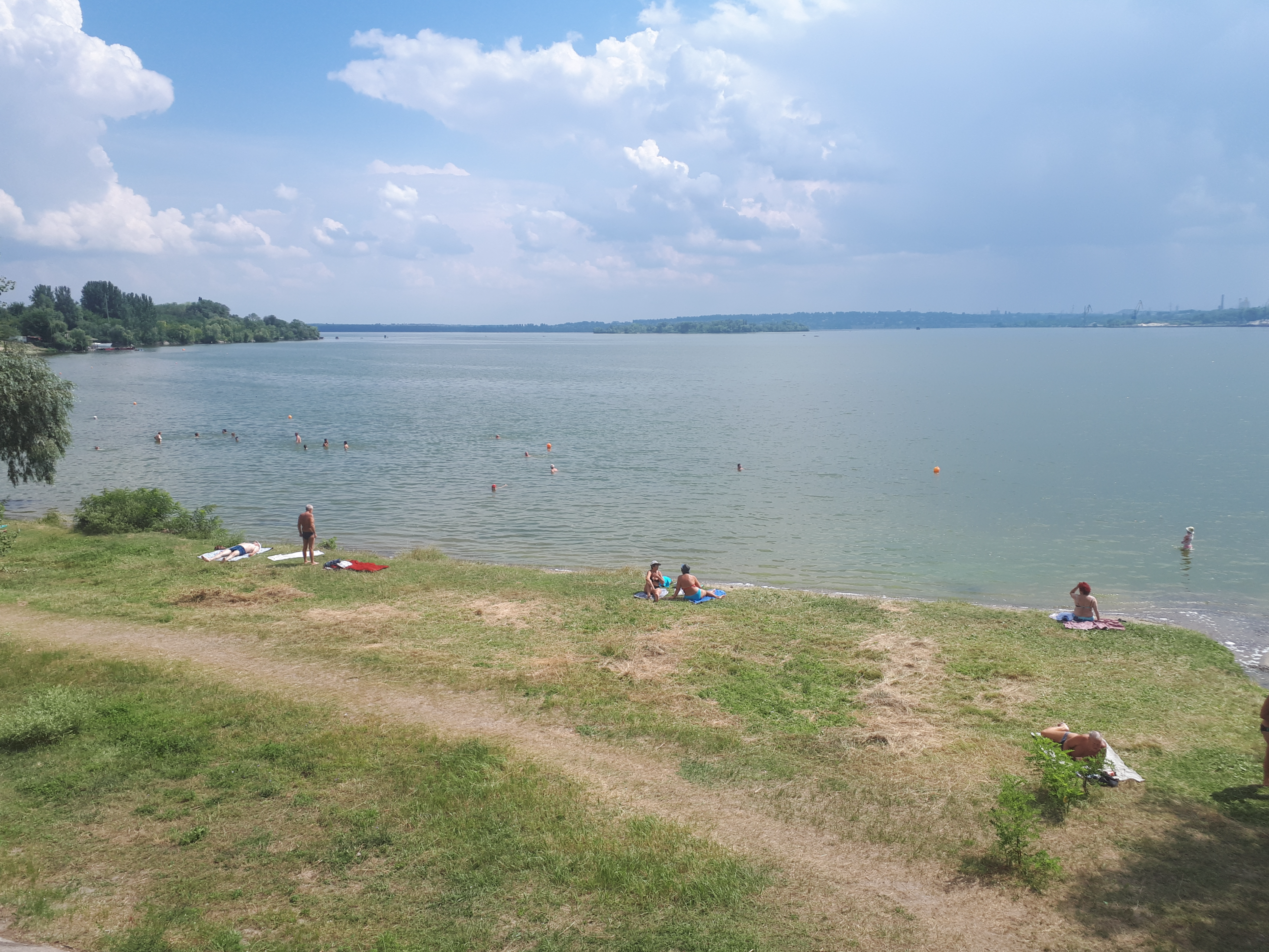 우크라이나 자포리자 드니프로 수력 발전소 끝 강변의 사람들