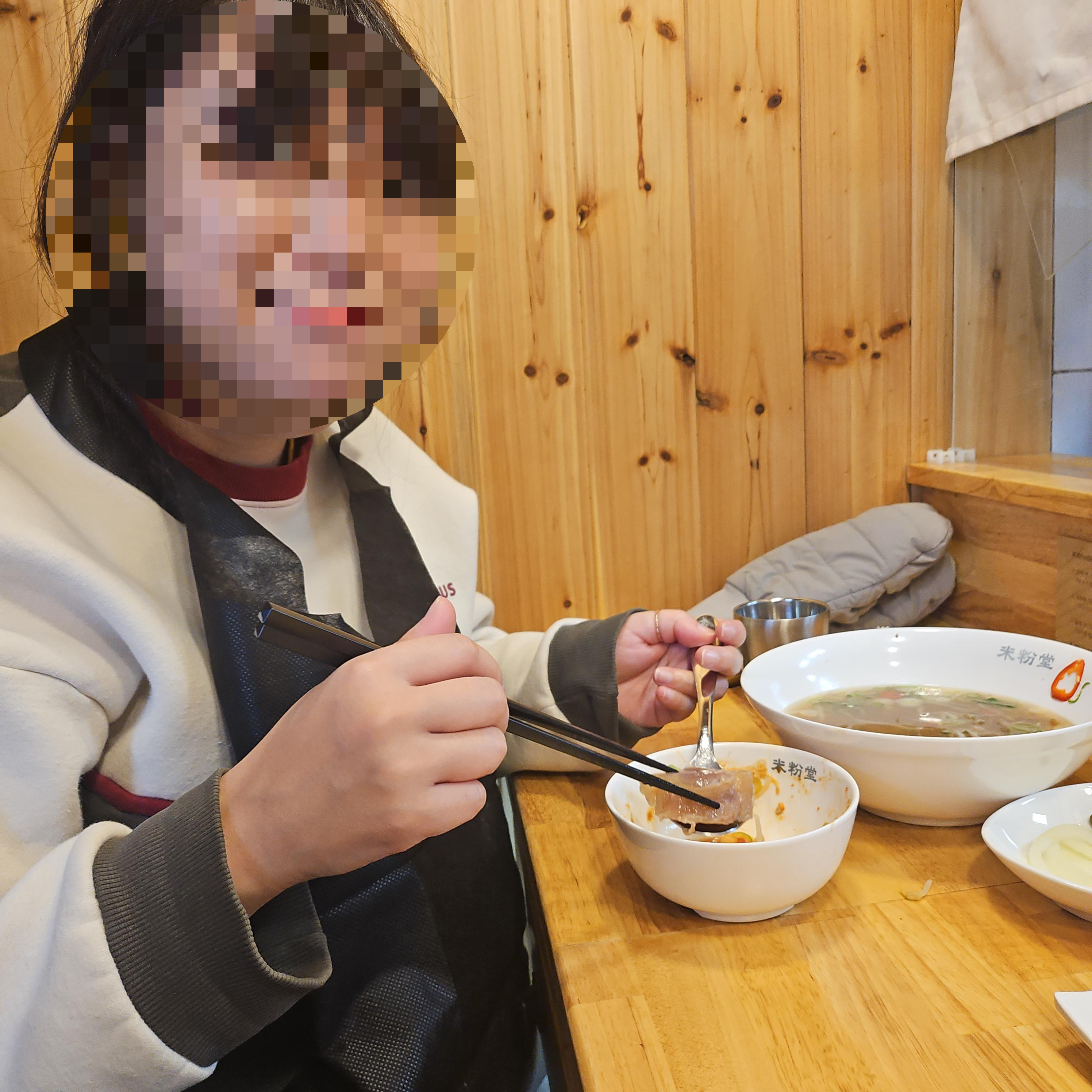 밥 먹는 여자