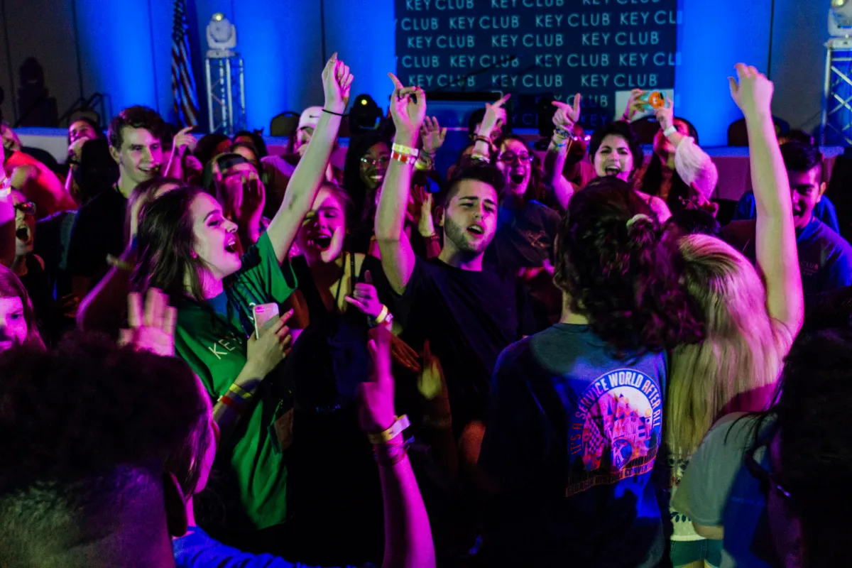 단체-손들고-신나는-모습