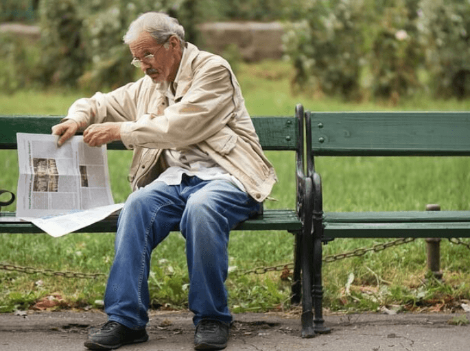 신문-보는-노인
