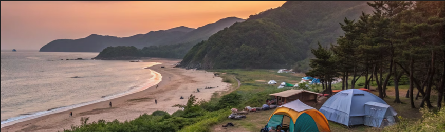 노을지는 해변가에 캠핑하는 사진