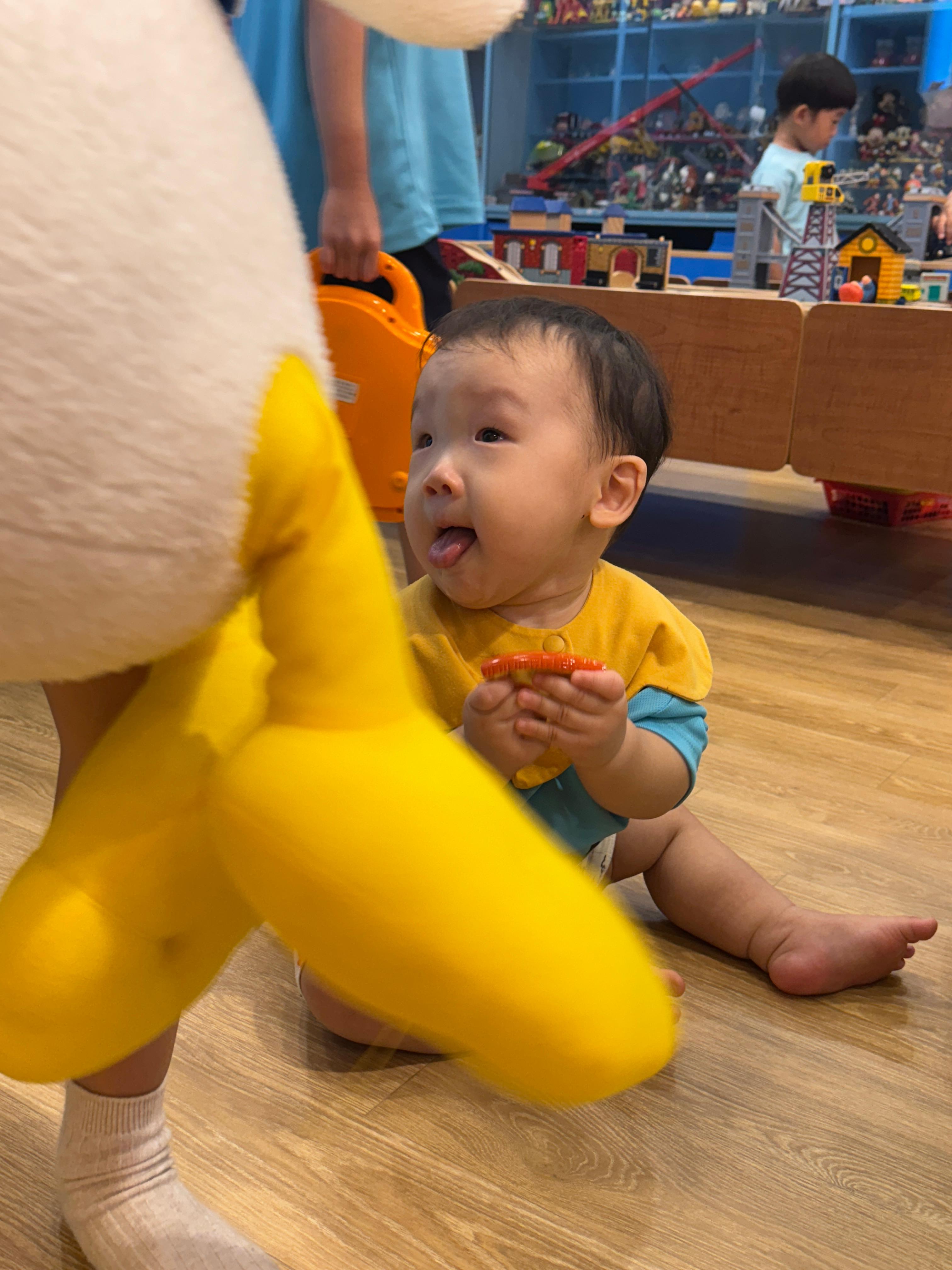 지나가는 친구를 보고 있는 11개월 아기