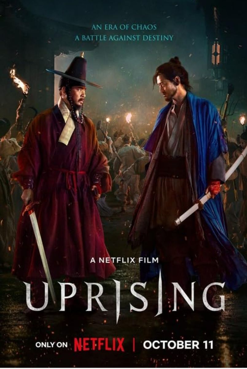 넷플릭스 영화 <Uprising> (2024)의 공식 포스터 : 칼을 든 두 주인공의 대립 포스터