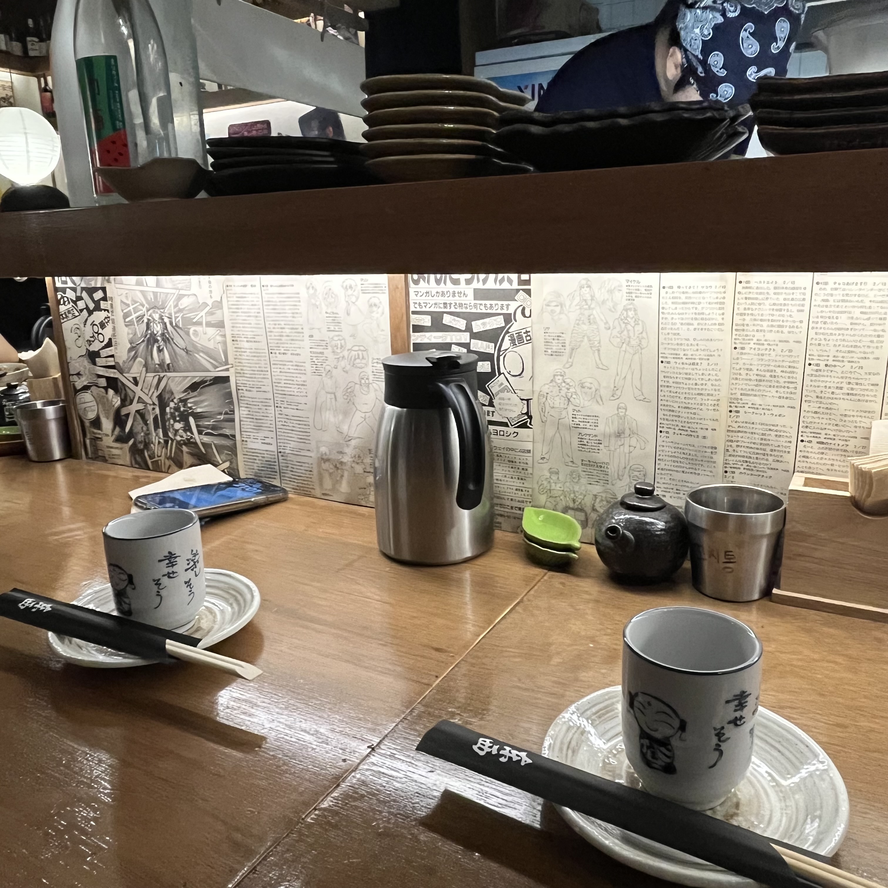 벽면에 붙어있는 만화