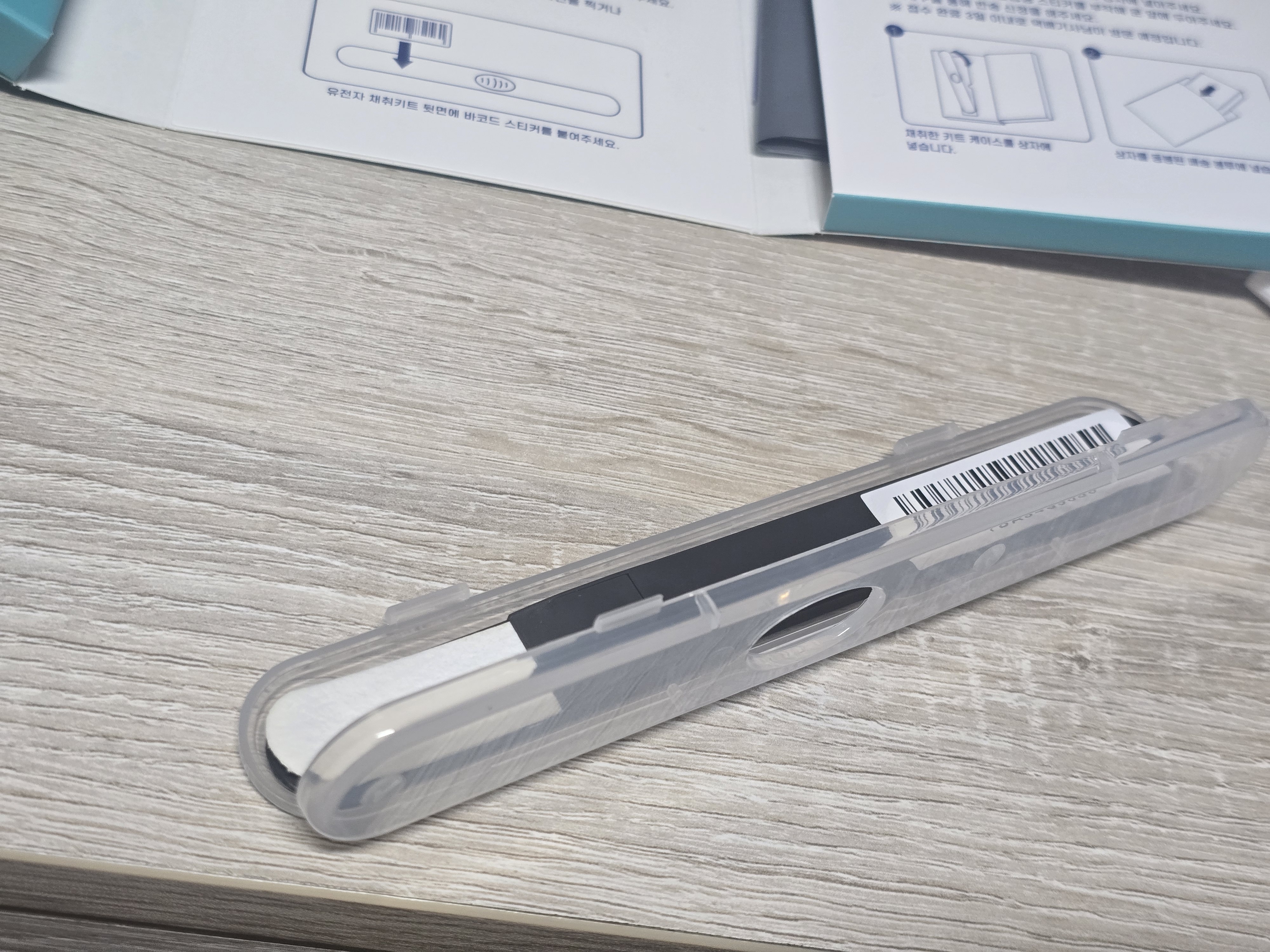 좌측의 종이 부분으로 DNA 채취