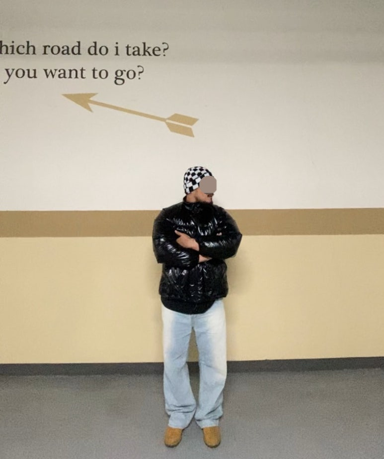 데일리룩('25. 11. 28.)마하그리드 체커보드 니트 비니, 마뗑킴 점퍼 패딩 숏패딩 유광패딩 유광점퍼 숏점퍼, 에러스익셉티드 와이드 연청 데님팬츠, 호킨스 스웨이드 첼시부츠