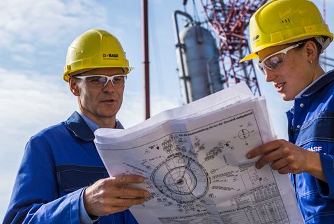 건축 도면을 보고있는 기술사 두명