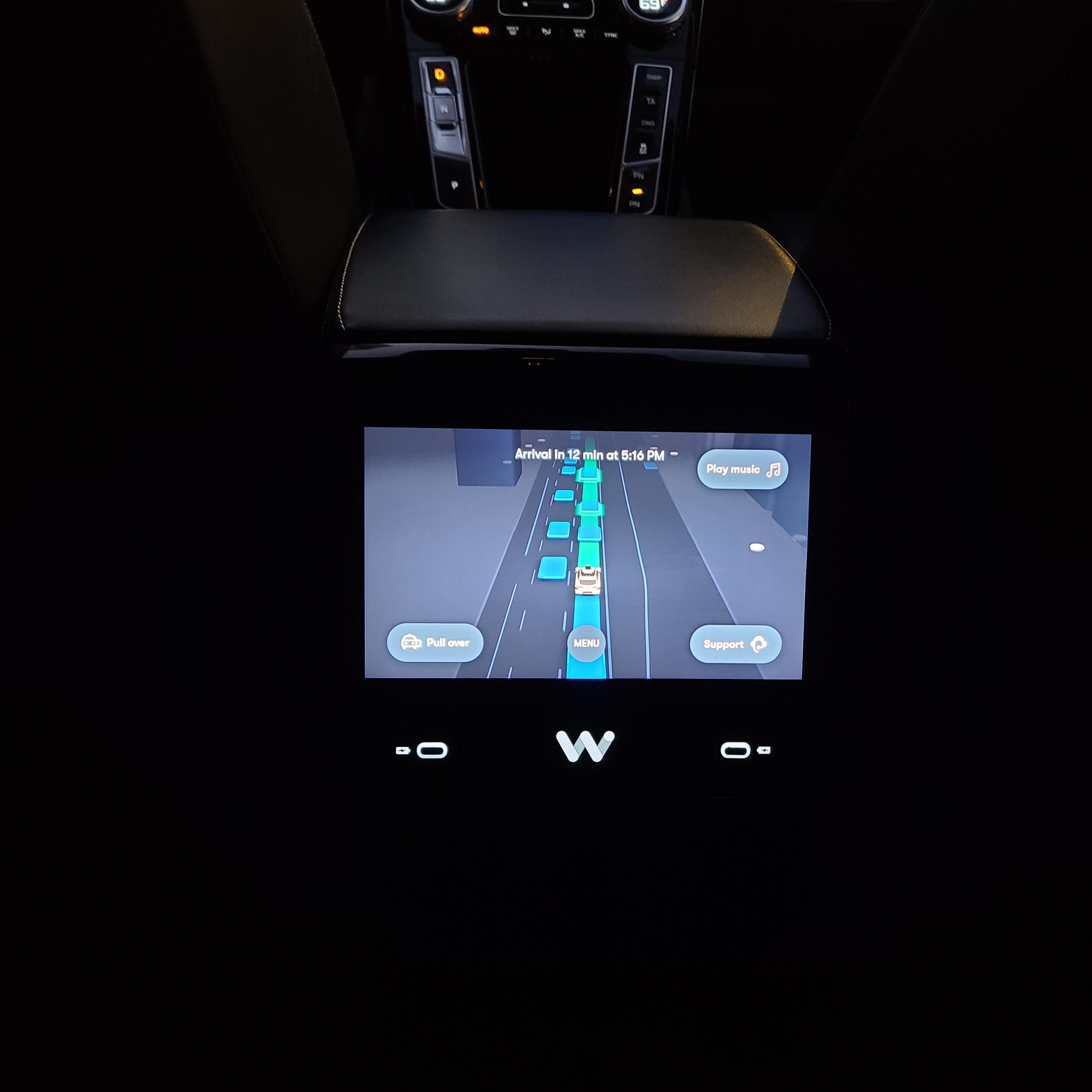 웨이모 (Waymo)에게 다른 차량이 어떻게 인식되는지 표시된 스크린