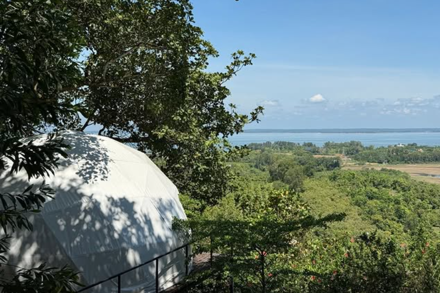 글램핑 텐트와 호수 뷰