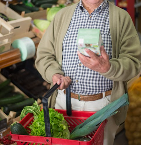 영양성분표 확인하는 소비자 손 이미지
