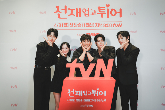 &#39;선재 업고 튀어&#39; 제작발표회에 참석한 변우석&#44; 김혜윤&#44; 윤종호 PD&#44; 이승협&#44; 송건희 [사진=tvN]