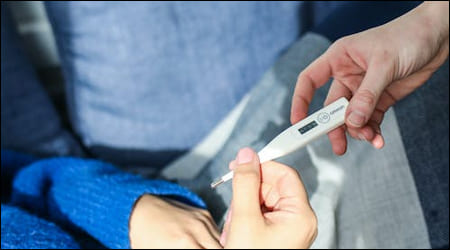 체온계를 쥐고 있는 손