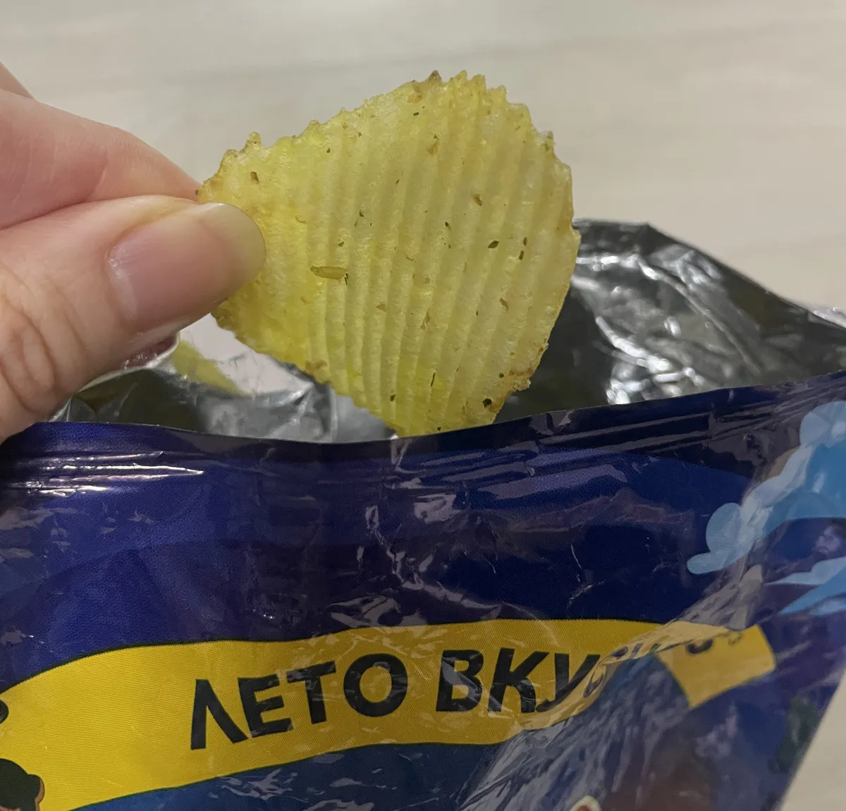 우즈벡과자-감자칩-웨이브컷-클로즈업샷