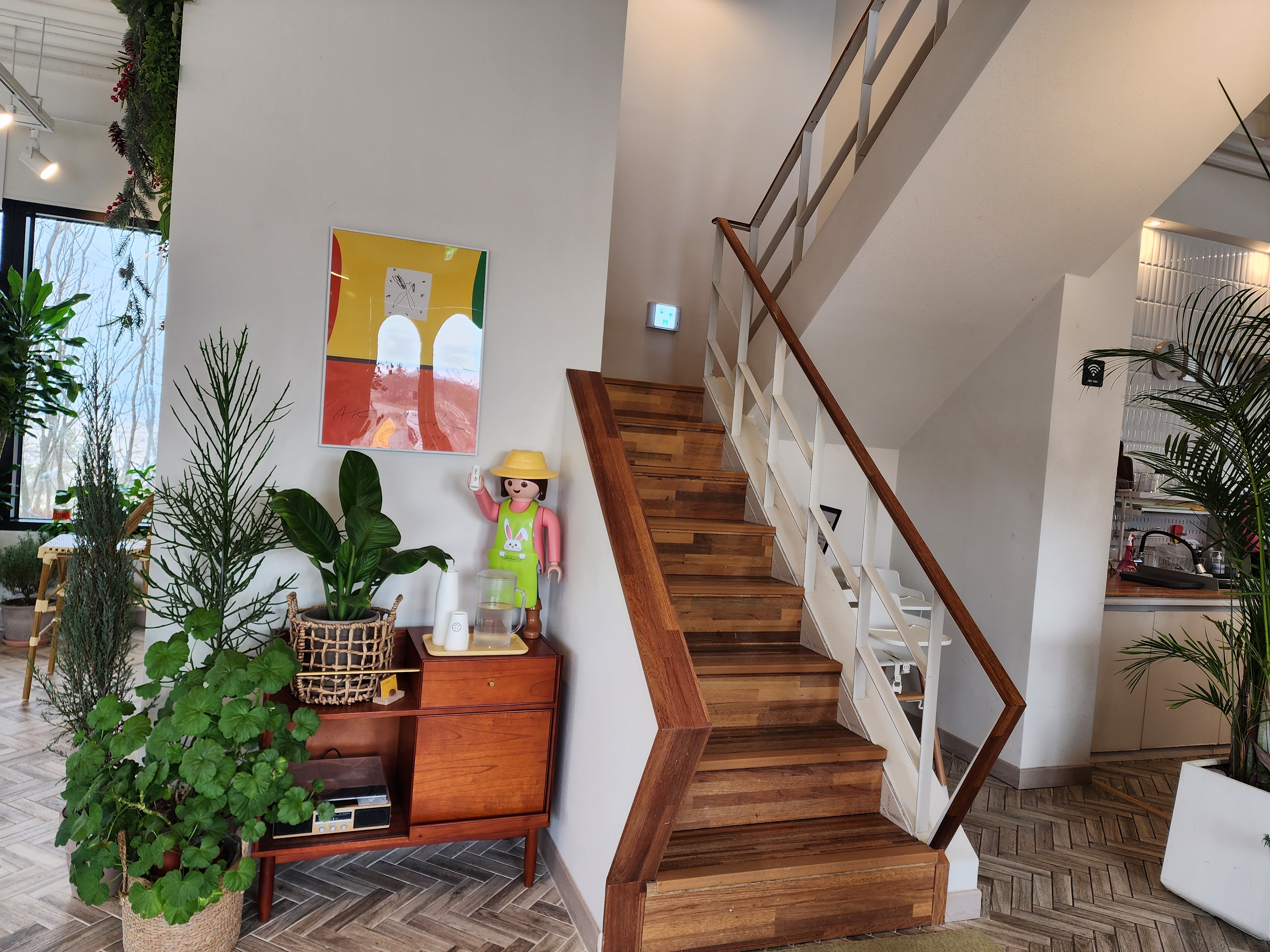 카페 인루트 2층으로 가는 계단