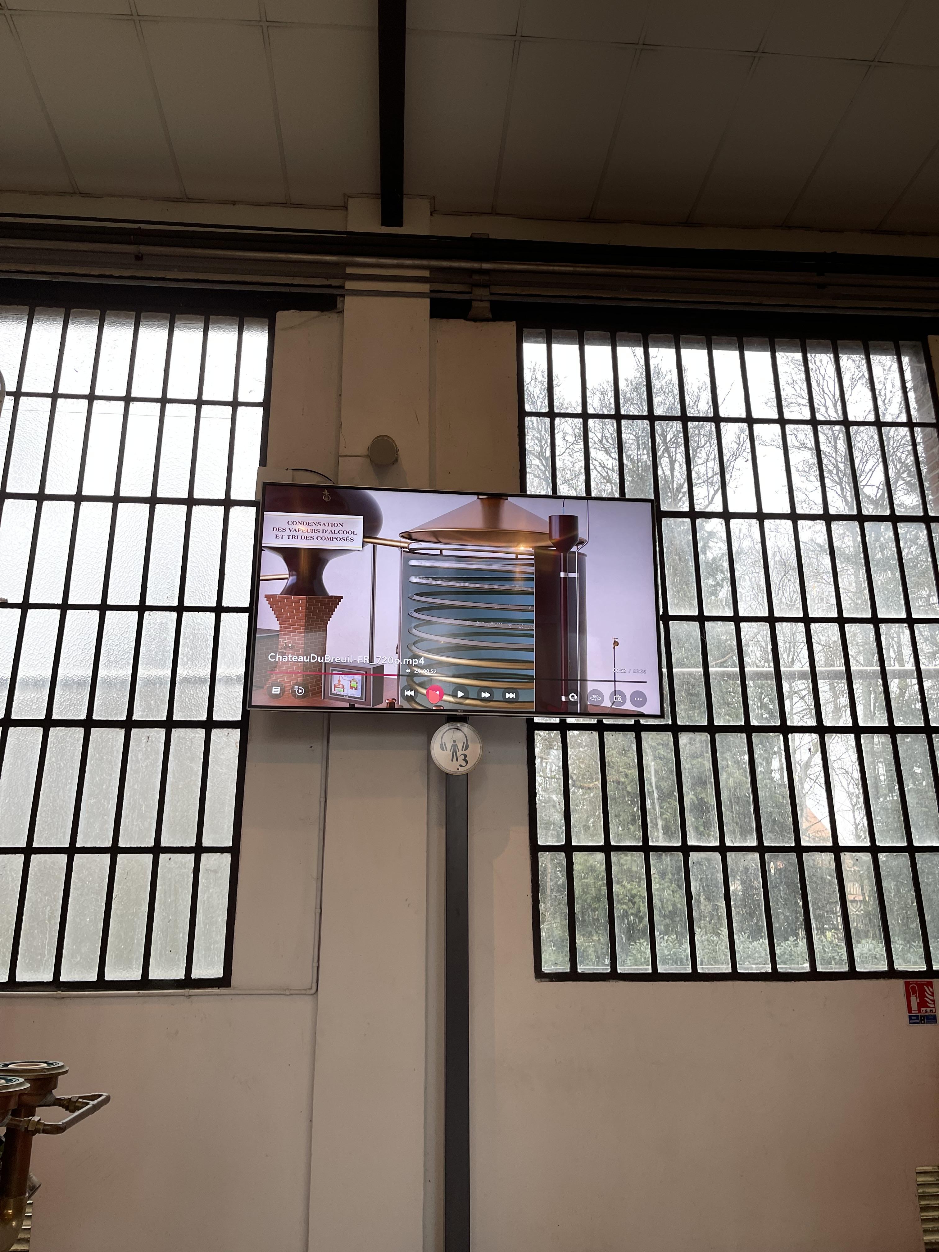 Château du Breuil 증류기 사이에 위치한 TV