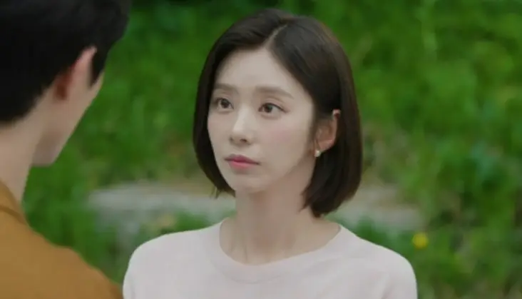 눈물의 여왕- 흰블라우스를 입고 상대를 바라보는 이주빈