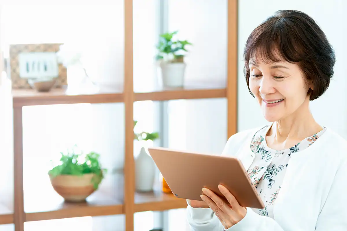 아이패드-보고있는-할머니