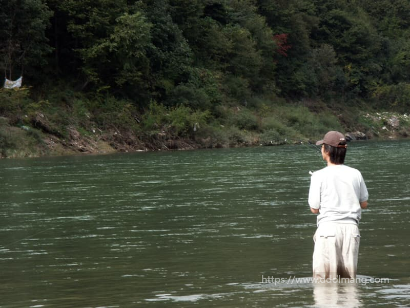 강에서 꺽지 낚시는 하는 모습