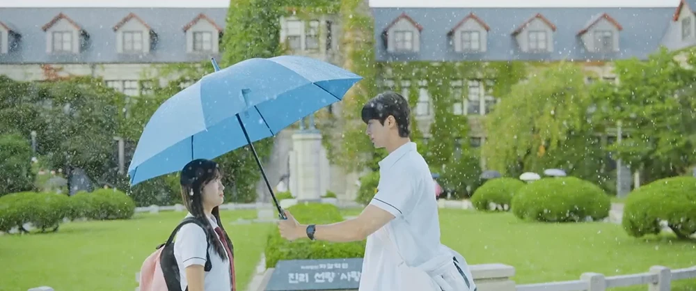 학교에서-솔에게-우산-씌워주는-선재