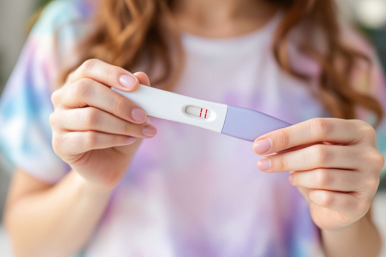임신 테스트기를 들고있는 여성의 손