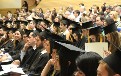 2025 국가장학금 신청기간 신청대상 및 방법과 관련있는 대학생의 모습