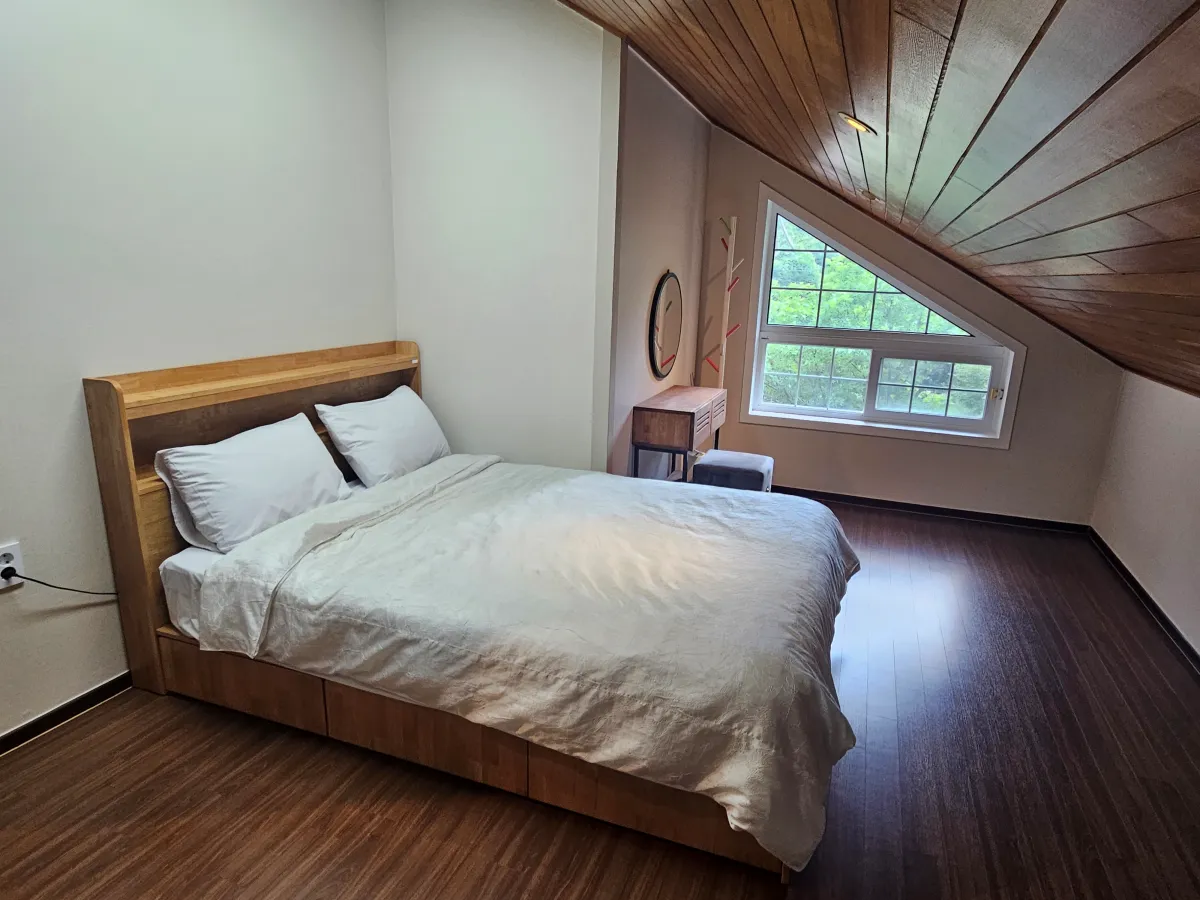 퀸사이즈-침대가-있는-방