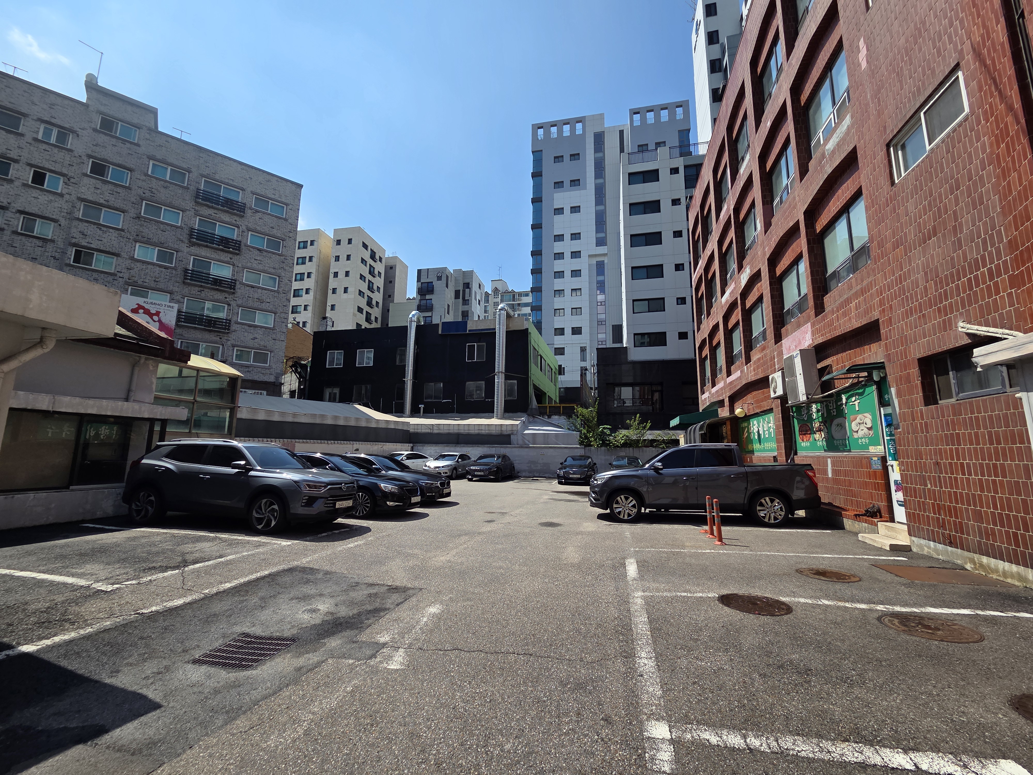 망향비빔국수 강서점 전용 주차장 전경 사진, 넉넉한 주차 공간이 마련되어 있음
