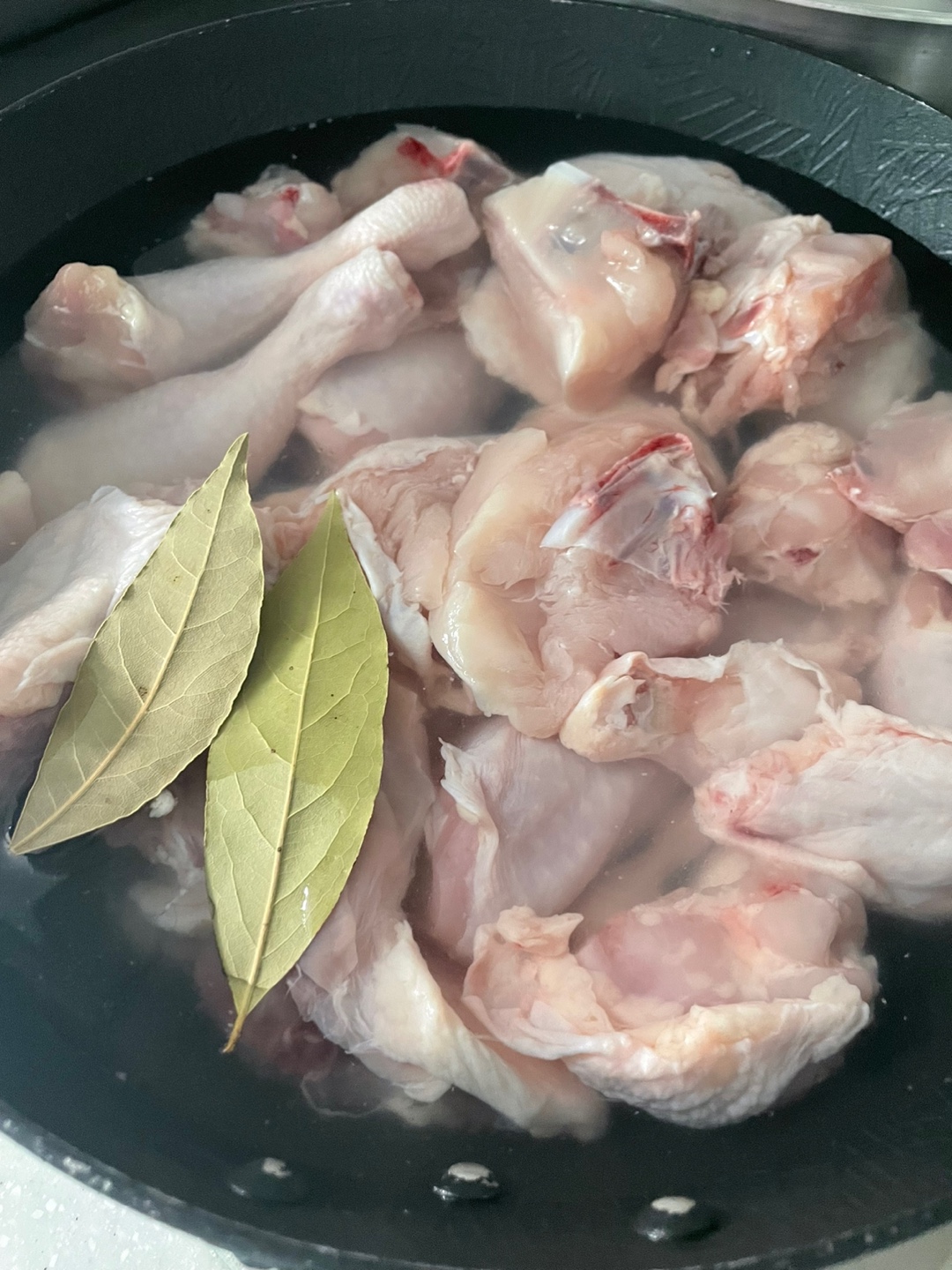 닭+월계수잎 3장+소주를 넣고 한번 훅 끓여 줍니다. 