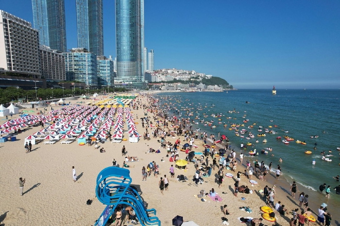 여름철 바닷가 모래가 뜨겁고 물은 시원한 이유 &ndash; 비열 차이