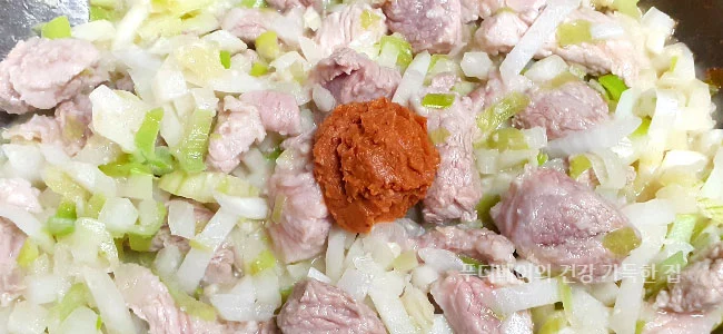 볶은-돼지고기-위헤-저염된장이-올려진-모습-센불에-볶기