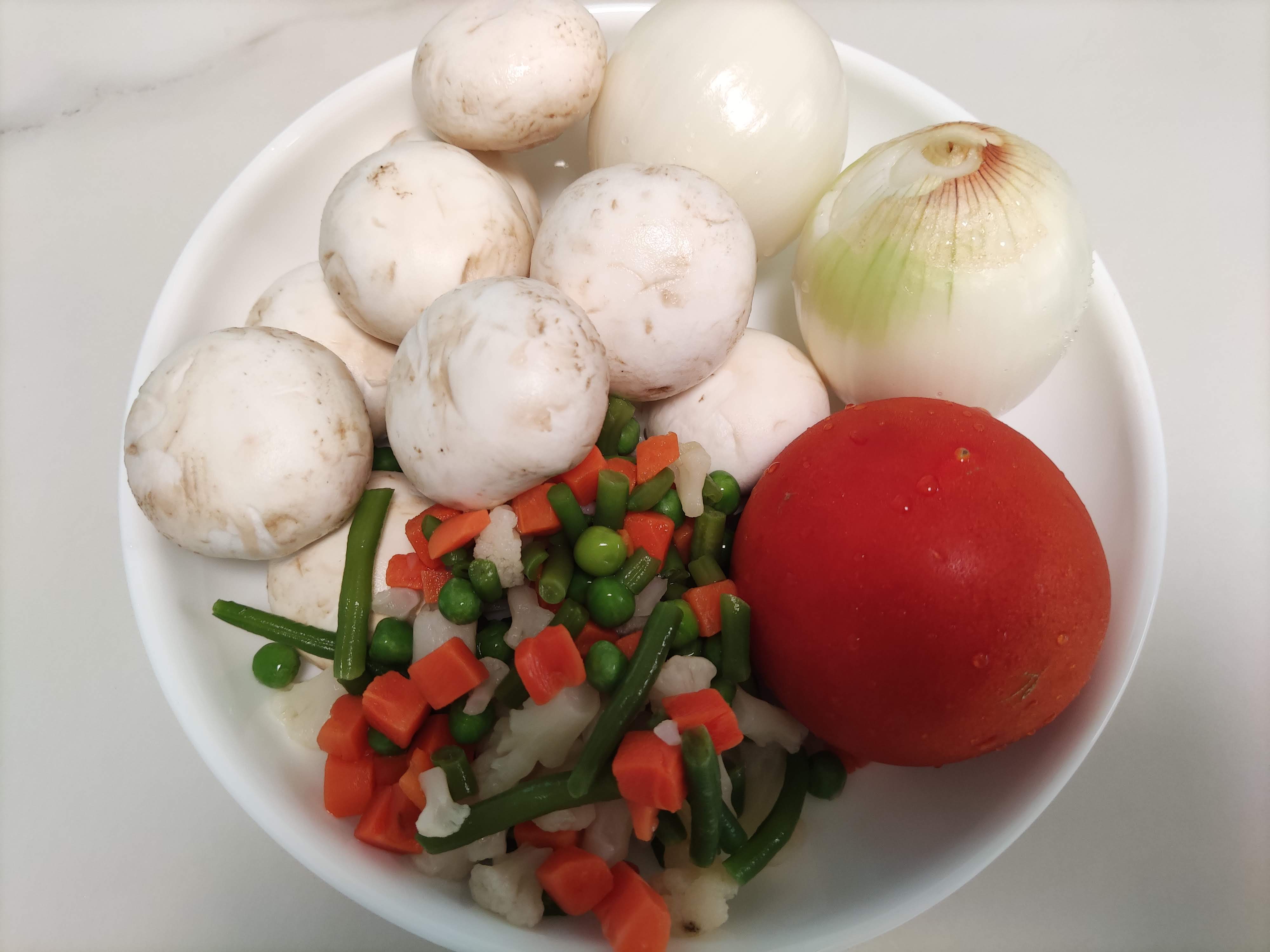 건강 카레 만들기에 사용될 신선한 재료들 (토마토, 양파, 양송이버섯, 냉동 채소 믹스)