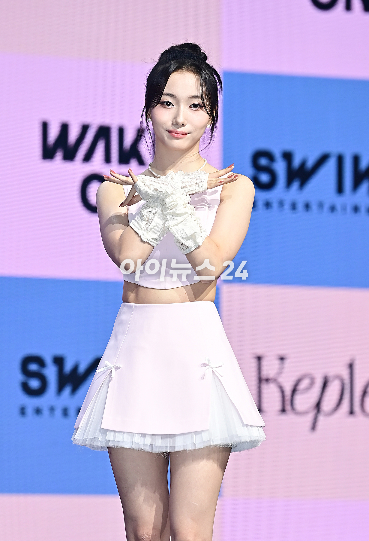 걸그룹 케플러(Kep1er) 서영은이 25일 오후 서울 광진구 예스24 라이브홀에서 열린 다섯 번째 미니앨범 &#39;Magic Hour&#39; 쇼케이스에서 포토타임을 갖고 있다. [사진=곽영래 기자]