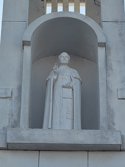 목포 북교동성당 주보성인 성 비오 10세 교황 석상입니다.