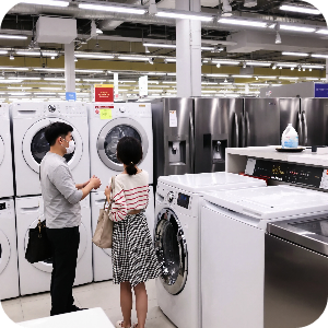 혼수가전 준비하는 예비 부부 이미지