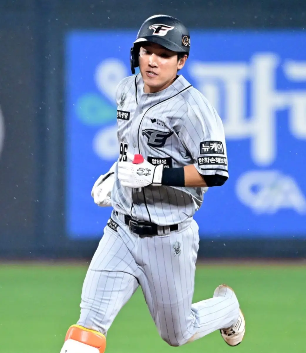 회색 유니폼을 입고 마운드를 달리고 있는 황영묵