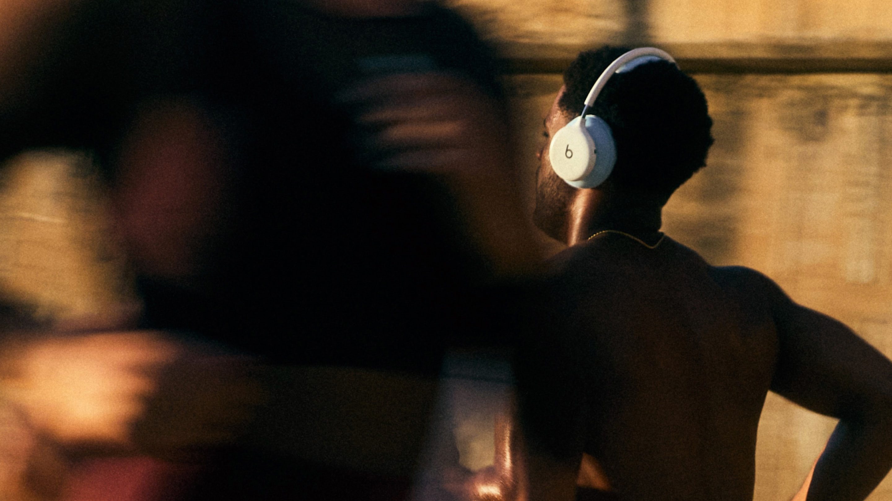 Beats 360 헤드폰을 착용하고 달리는 사람