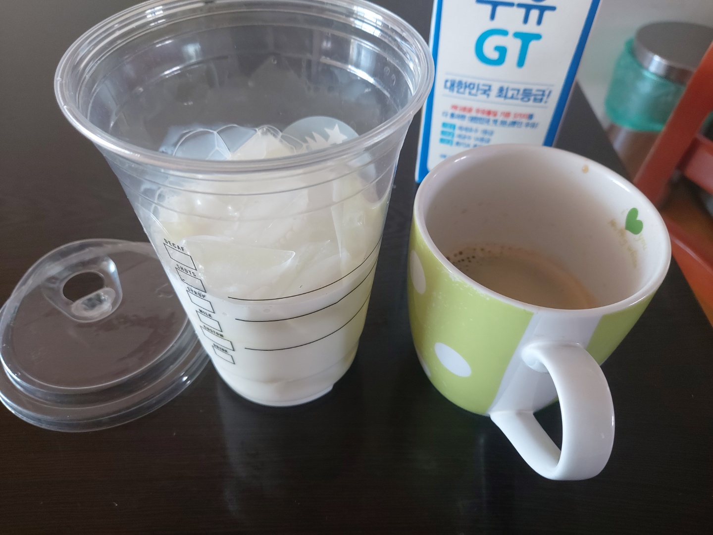 아이스 카페라떼 만들기 준비물입니다.